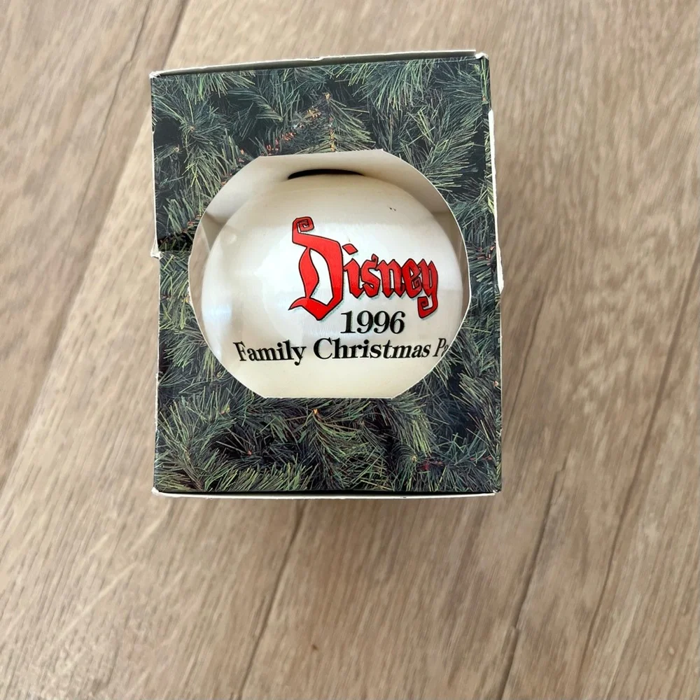 1996 Disney Family Holiday Party‎ Satin Ornament Cast Member Exclusive